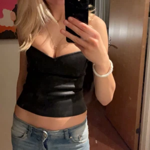 Zara top - Jättefin tubtopp från zara i storlek xs/s har tyvärr klippt bort lappen så vet ej exakt men den passar mig som brukar ha xs/s eller 34💘