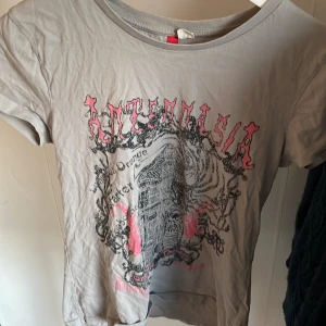 T-shirt - Cool t-shirt i bra skick, meningen är att trycket ska se lite ”slitet” ut. Den kommer tyvärr inte till användning!