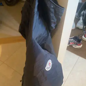 Moncler windbreaker i storlek 1 s/xs 10/10 skick äkta kan mötas upp i Stockholm kan även frakta vid snabb affär kan kah sänka priset byte funkar även 