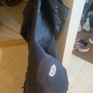 Moncler windbreaker - Moncler windbreaker i storlek 1 s/xs 10/10 skick äkta kan mötas upp i Stockholm kan även frakta vid snabb affär kan kah sänka priset byte funkar även 