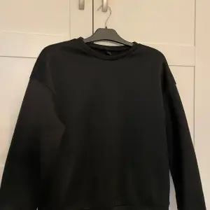 Sweatshirt från shein som aldrig kommer till användning längre är fortfarande i väldigt bra skick💓hör av dig om du vill se fler bilder eller är intresserad 