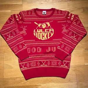 Jultröjor Luleå Hockey - Säljer 2 stycken Luleå jultröjor. Använda och lite noppiga men annars sjukt snygga. Nypris: 1000 kr.