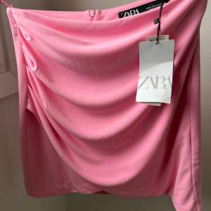 Helt oanvänd rosa draperad kjol ifrån Zara 🎀💗