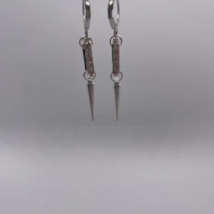 Double Sparkly spike  - 35kr per par, finns flera i lager 😊 kolla gärna in min instragram ”ebnorth” där jag främst sköter försäljningen☺️  Massa mer smycken i samma stil hittar ni i min profil🤩