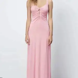 Hej!  Jag säljer min rosa klänning som jag hade på balen. Har använt bara 1 gång! Storlek M men skulle säga att de passar också Xs/S🩷