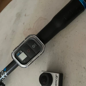 GoPro Hero 3+ ink tillbehör - GoPro Hero 3+ inkl selfiestick som du kan styra kameran med samt vattentät skydd till kameran. 