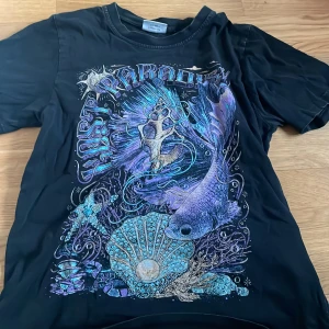 Somrig T-shirt från Carlings🐚🩵 - Inga defekter! Älskade denna förut men är inte min stil längre, hör gärna av dej om du vill ha fler bilder eller annan info🫶🏻