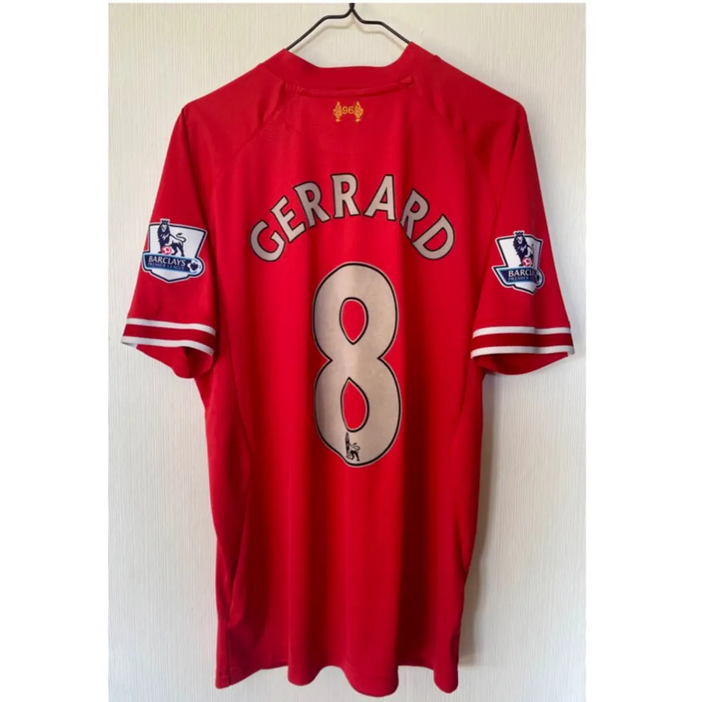 FC Liverpool hemmatröja säsong 2012/2013 med Icone Steven Gerrard på rygg . T-shirts.