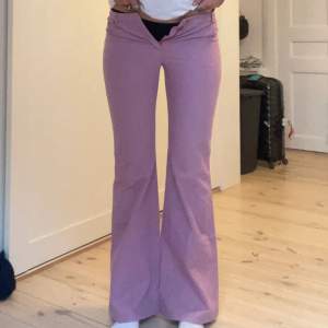 Lågmidjade rosa jeans som tyvärr är försmå på mig😩 färgen blev liite off på bilderna så riktiga färgen är bild 3💕