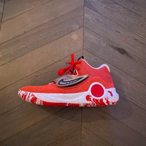 Nike KD Trey 5 X ”University Red Metallic Gold” - KD Trey 5 i bra skick, använts några gånger. Röd med detaljer av guld.
