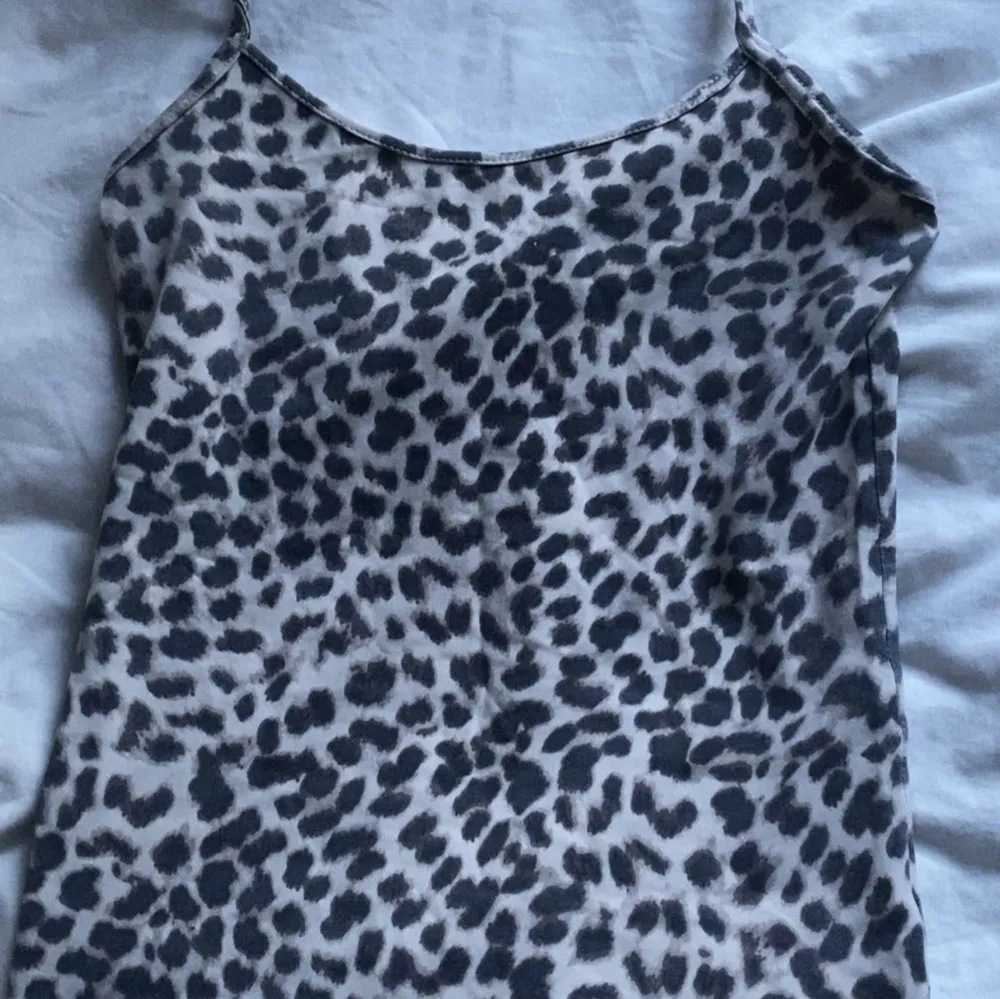 Jätte snyggt leopard mönstrat linne från Zara, linnet är i bra skick🫶🏻. Toppar.