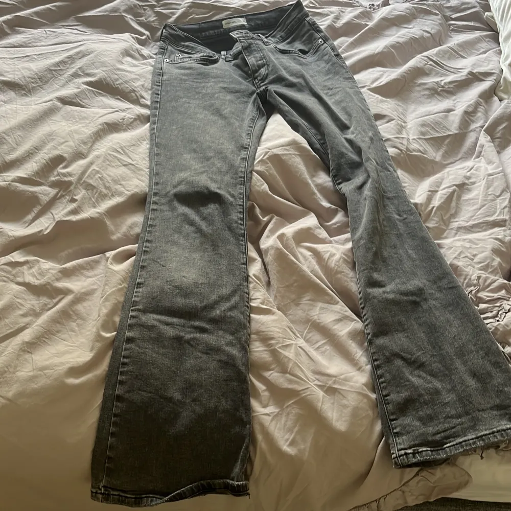 Svarta jeans från Gina säljer pågrund av att dem är för stora för mig. Jeans & Byxor.