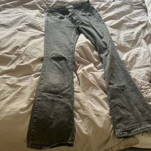 Svarta jeans gina - Svarta jeans från Gina säljer pågrund av att dem är för stora för mig