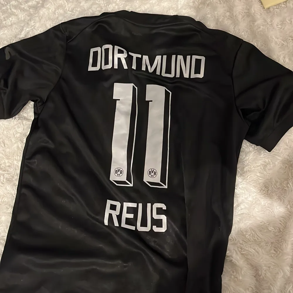 Säljer denna feta Limited edition Dortmund tröjan med #11 Reus på ryggen. Den heter all black från säsongen 22/23. Perfekt skick och alla tryck sitter kvar. Även äkta 😝. T-shirts.