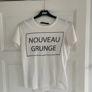 T-shirt - Säljer denna snygga t-shirt med tryck! Står storlek M men skulle säga att det är en S