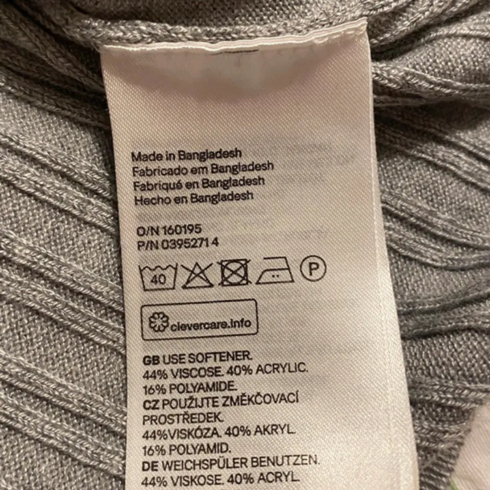 Grå tröja/topp storlek M från H&M/Divided  oanvänd  Ribbad  Längd 52 cm Akryl polyester viskos . Toppar.