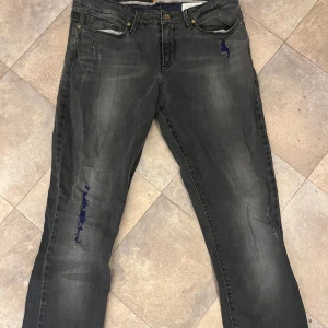 Hugo boss jeans  - Säljer dessa riktigt feta Hugo boss jeans med slitningar (en del av modellen). 9/10 skick. Hör av er vid eventuella frågor
