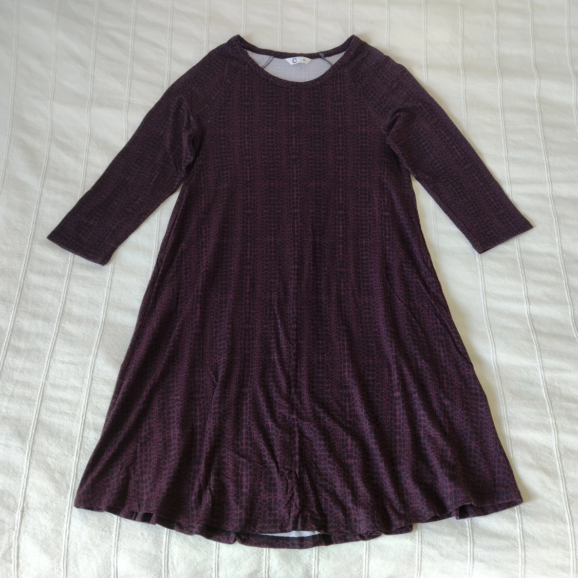 Mönstrad lila/svart klänning, storlek XS