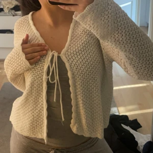 Stickad kofta - Säljer denna jätte fina vita kofta💞perfekt att ha ett linne under eftersom den är lite smått genomskinlig🔥🔥 