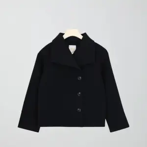 En fin kappa från Gina, köpte för 500kr och säljer för 300kr💕 använd ett par fåtal gånger men säljer pga den inte passar.