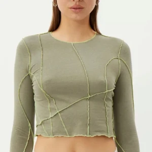Weekday Crop Top - Crop rop från Weekday i Strlk XS, använd enstaka gånger, i väldigt bra skick och super cool design✨ Säljer för använder ej så mycket!💕