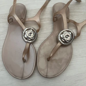 Gummi sandaler- guess - Jättefina gummi sandaler, används bara 2 gånger.