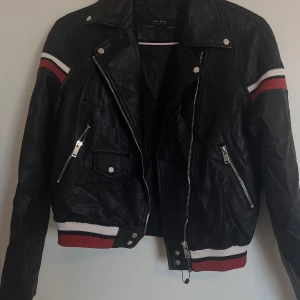 Skinnjacka - Skinnjacka i storlek S från Zara. Nyskick. Tyvärr har jag inte bild på men den är normal i storlek. Inte oversize eller liten.❤️