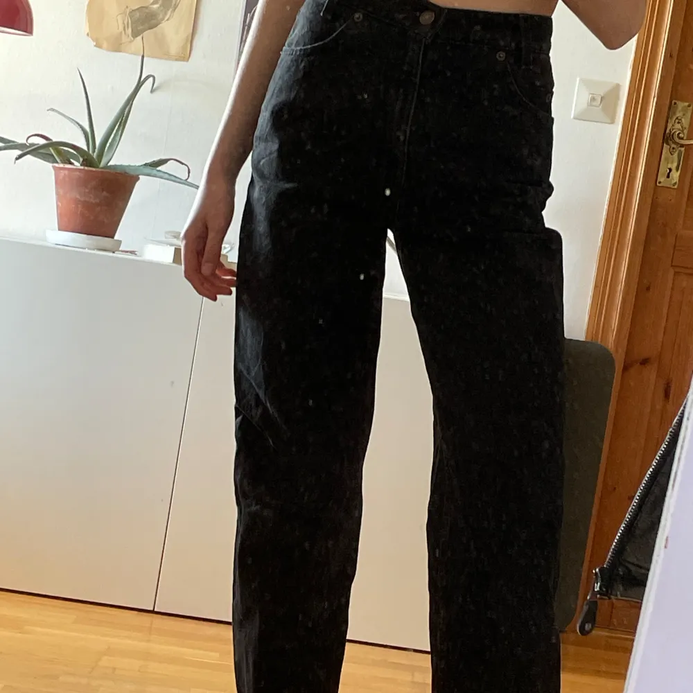 skitsnygga svarta levi’s jeans! står ej någon storlek men de passar XS. Jeans & Byxor.