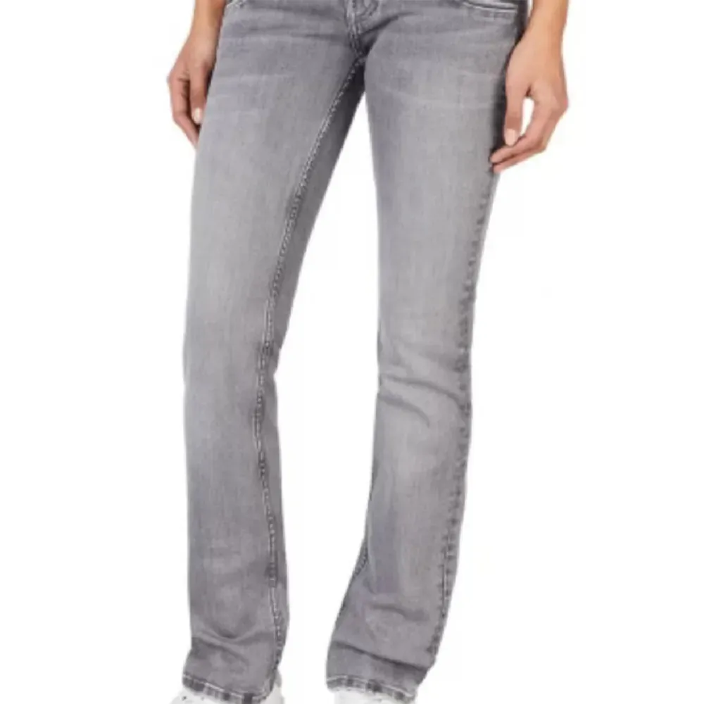 Snygga lågmidjade jeans, säljer då de inte passar mig, storlek 26/30. Jeans & Byxor.