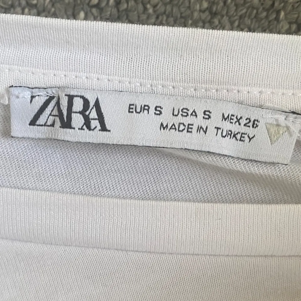 En fin vit volang tröja i fint skick💝 köptes för 180 på plick! . T-shirts.