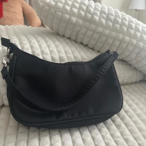 Handväska  - Svart handväska från bikbok. Kommer inte till användning 