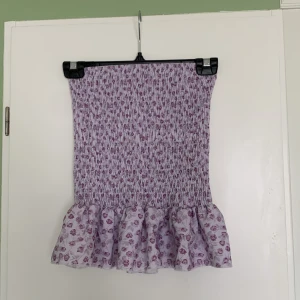 Kjol - Kjol med lila blommigt mönster  Köpt på SHEIN men kommer inte till användning Den är i storlek xs men passar även s 