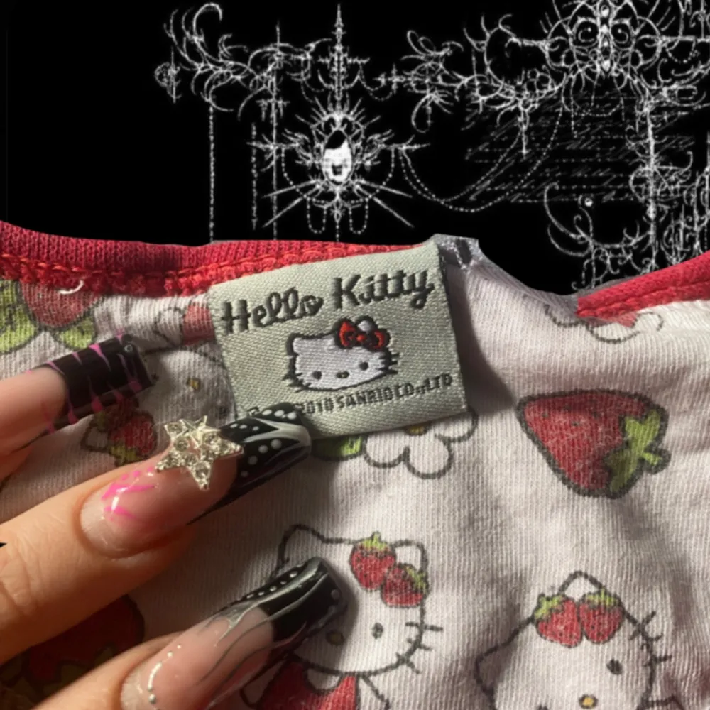 Fett cute Hello Kitty linne 😽 barnstolek men passar xs, passar även mig som har storlek s men sitter lite tight i armhålorna och bröstet 💘 inga defekter, lite skrynklig eftersom den har legat i en garderoben ett tag 😽. Toppar.