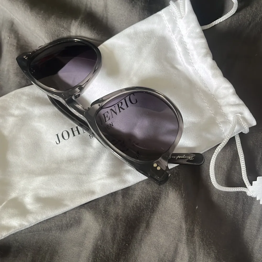 Säljer mina solglasögon från John Henric då de nästan aldrig kom till någon användning. Köpte dom för ca 600kr och dom är i bra skick 8.5/10. . Accessoarer.