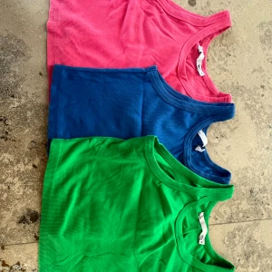 Linnen - Tre croppade linnen i fina somriga färger.  Säljer alla tre för 50 eller 20 kr st. Pris kan diskuteras 