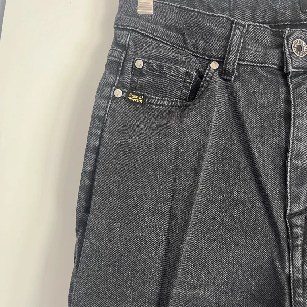 Gråa bootcut jeans med vida ben från Tiger 27/32. Jeans & Byxor.
