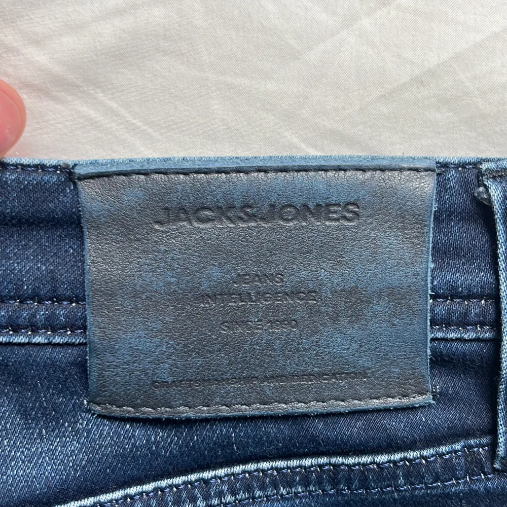 Riktigt snygga mörk blå Jack&jones jeans 10/10 skick inga fel på dom, Storlek 30W 32L. Jeans & Byxor.