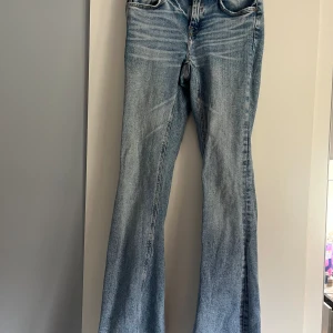 Bootcut jeans zara - Blåa bootcut jeans från zara. Strl 36 men passar även 34