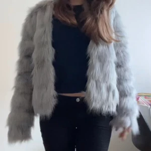 Grå ” päls” jacka 🩶🩶 - Säljer min gråa ” pälsjacka” från hm🩶 nypris: 499  Säljer för 150 ❣️