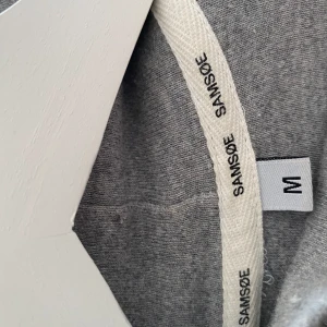 Samsoe Samsoe  crew neck - Säljer oanvänd Samsoe samsoe tröja. Strl M , grå Mitt pris :400 Nypris 1000