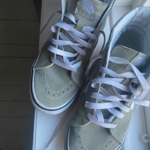 Höga vans - Säljer nu mina OTROLIGT snygga vans i väldigt fint skick! Älskar färgen och modellen