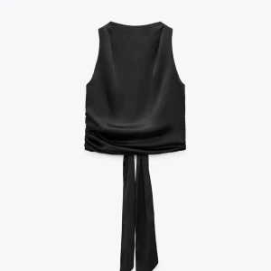 Zara topp - Fin zara topp med band i ryggen, använd va 2 gånger. Fint skick. Finns inte kvar på hemsidan