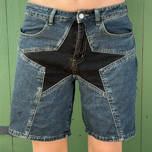 Shorts  - Ett par shorts med en stjärna på. De är tyvärr för små för mig. Midjemåttet är 39cm. 