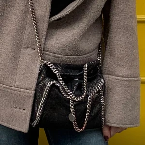 Fallabella tiny - En äkta Stella McCartney väska i modellen fallabella tiny. Fint skick, täcken på användning. Klassisk väska som funkar till alla outfits. Nypris: ca 8-9 tusen Dustbag medföljer!