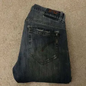 Säljer nu mina sjukt feta och eftertarktade dondup geroge jeans. Storlek 31. Jag på bilden är ungefär 182 och väger 68kg. Nypris ~ 3500. Mitt pris: 999kr. Hör av er vid frågor eller funderingar 🤝🏻