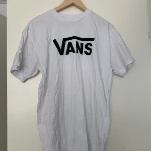 Vans tröja - En vans tröja som jag använt 2 gånger. Den är väldigt lång.  Säljer då den inte är min stil längre. 