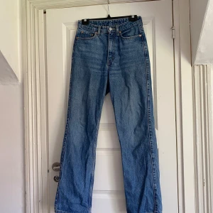 Weekday Jeans - Mörkblå jeans från weekday, ROWE Stl 27/30