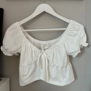 Söt topp - Säljer denna fina topp. Väldigt bra skick, hör av er om ni har frågor💗