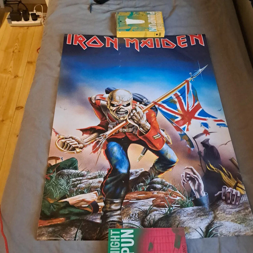 Iron maiden poster, lika stor som deadpool (deadpool postern säljs inte. (Bara ifall du har ett riktigt bra pris) har några små skador.. Övrigt.