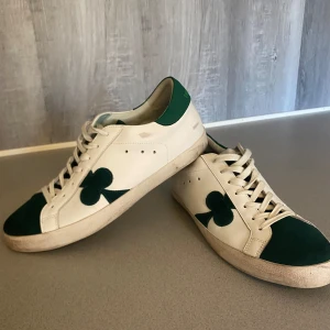 The gallerist. Grön - Helt som nya använt 2 gånger då jag inte passar i dom. Ser helt ut som nya, storlek 42. Hör av er vid funderingar 🌟🌟